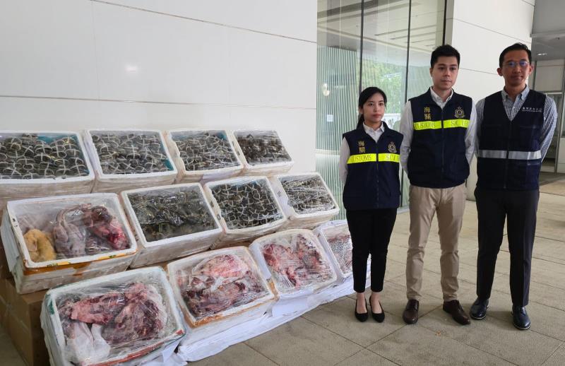 本港與內地海關聯手打擊走私食品行動, 檢獲凍肉、 大閘蟹及雞蛋.   譚偉志攝