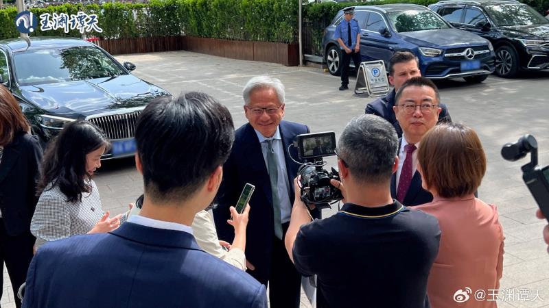 輝達(Nvidia)行政總裁黃仁勳，應中國貿促會邀請，時隔三個月再次到訪北京。玉淵譚天微博相片。