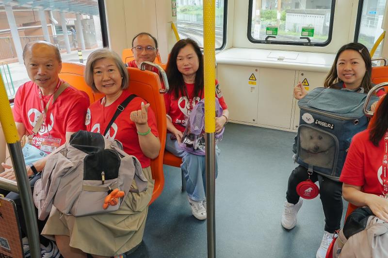 港鐵今日起在輕鐵網絡實施「貓狗同行」試行計劃.