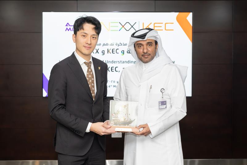 Fahad bin Saad Al-Qahtani（右）贈送紀念品予許嘉（左） 象徵大家揚帆起航 邁向成功。