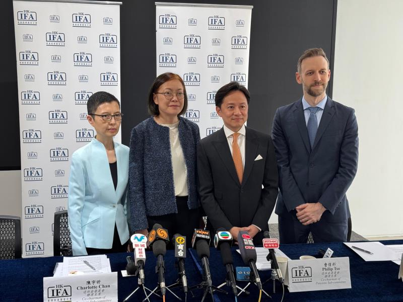 投資基金公會行政總裁黃王慈明（左一）表示，信託人和基金經理將根據各強積金計劃特性，決定如何應對美國失去最高評級。方穎暉攝。
