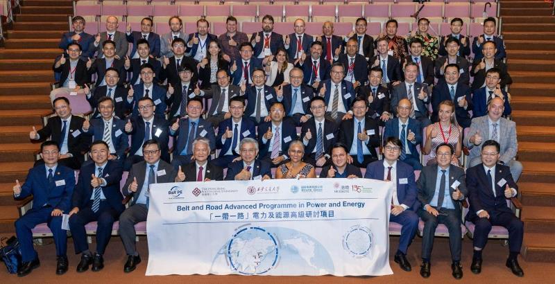 鄭祖瀛(前排左四)指，港燈力爭在2035年前全面淘汰燃煤發電。