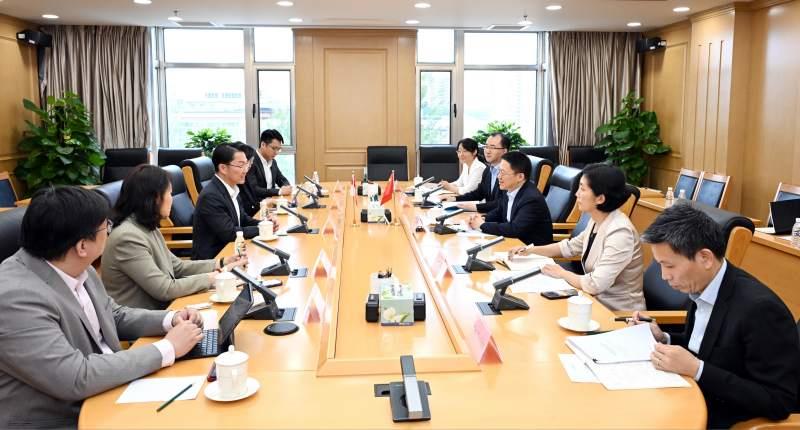 財政部副部長廖岷在北京會見新加坡金管局副行長梁新松。財政部網站圖片。
