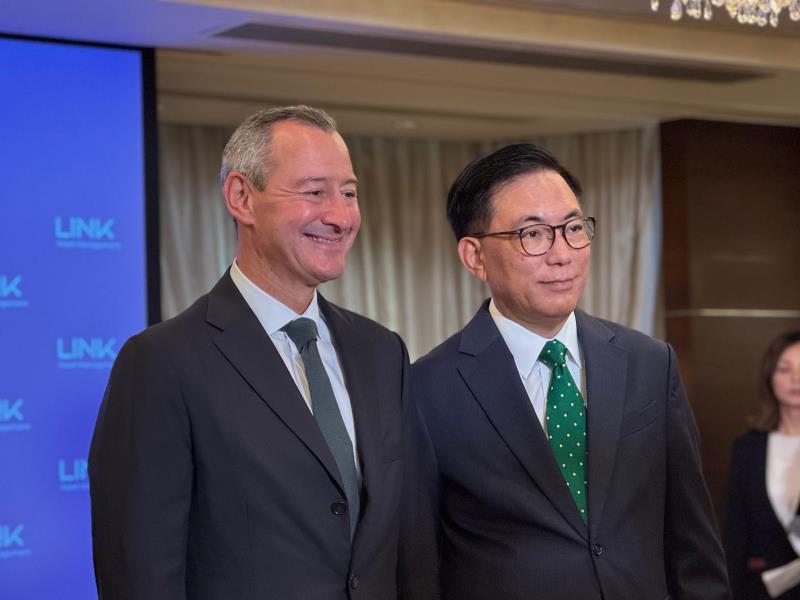 領展行政總裁王國龍（右）將退休，主席歐敦勤（左）感謝其貢獻。方穎暉攝。