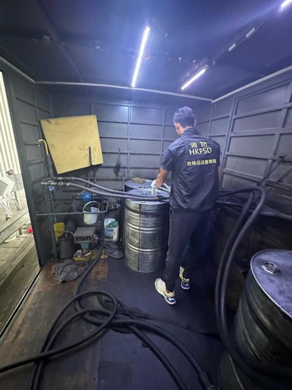 消防處打擊非法燃油特遣隊破葵青一非法加油站