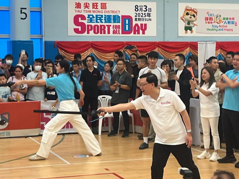 李家超到九龍公園體育館體驗全民運動日活動。 (實習記者 袁嘉諾攝)