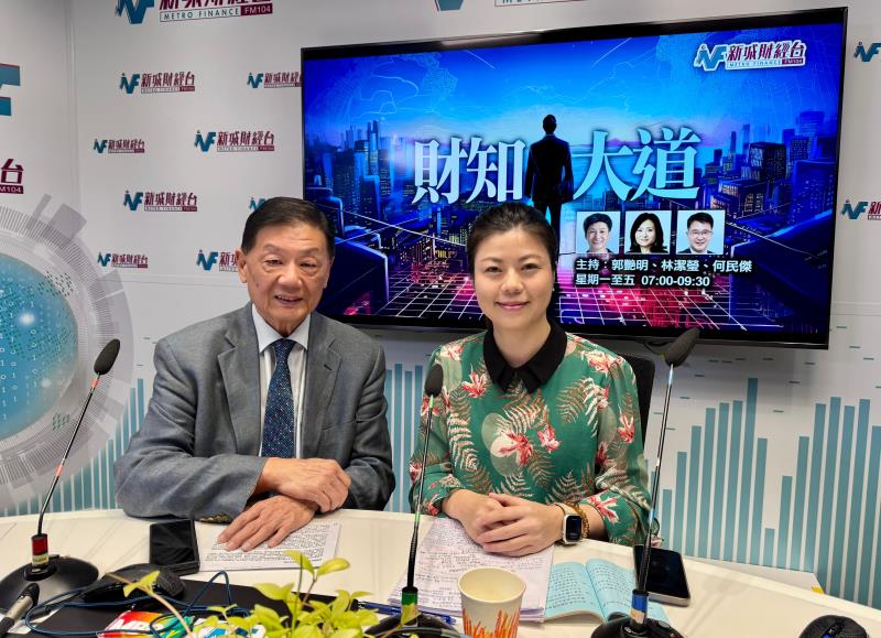 港區全國人大代表胡曉明(左)表示，視察過新疆棉花產業機械化，西方有關強迫勞動謠言不攻自破。
