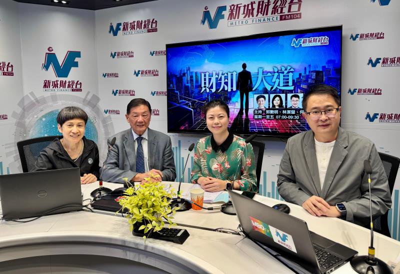 港區全國人大代表胡曉明(左二)，港區人大代表黃冰芬(右二)，出席本台節目。