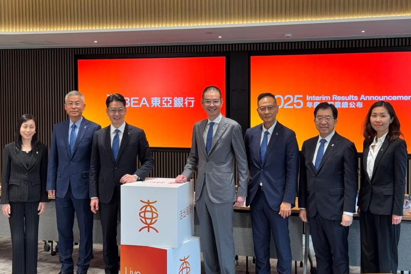 東亞銀行聯席行政總裁李民橋（右四）表示，下半年房地產行業仍面臨挑戰，不排除增加撥備。方穎暉攝。