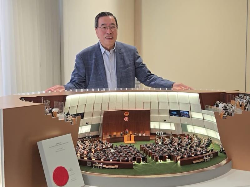 梁君彥指立法會日後會將公開展出記錄《維護國家安全條例》三讀通過的微縮模型。 (譚偉志攝)