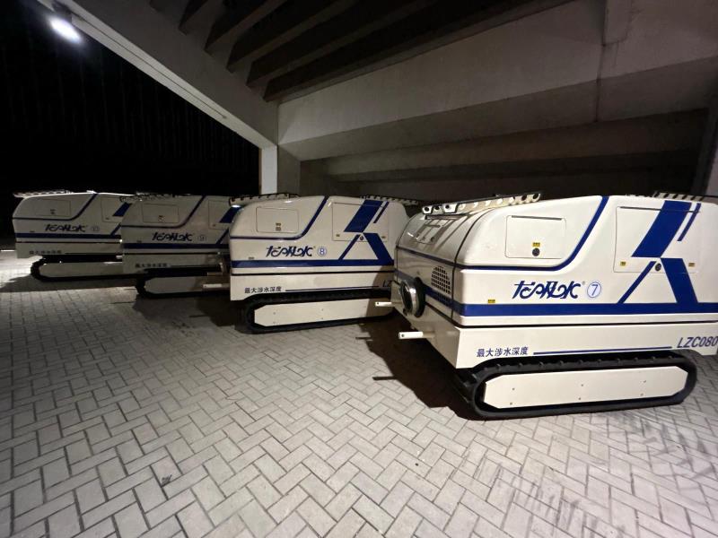 渠務署增購的4部「龍吸水」昨晚已運抵，累計10部今日全數在各區投入服務。