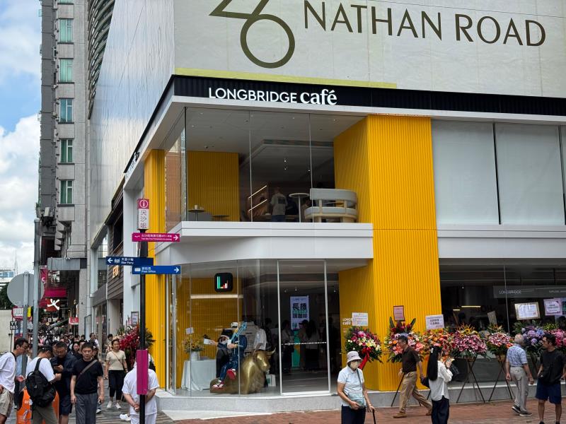 網上券商長橋集團，在尖沙咀開設品牌旗艦店「Longbridge Cafe」。方穎暉攝。