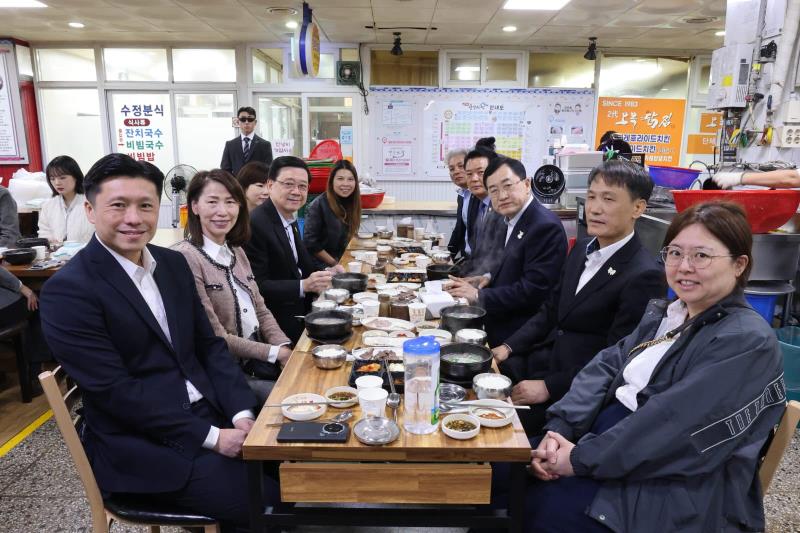 李家超與慶州市市長朱洛榮一起吃早餐。 （李家超Facebook專頁圖片）