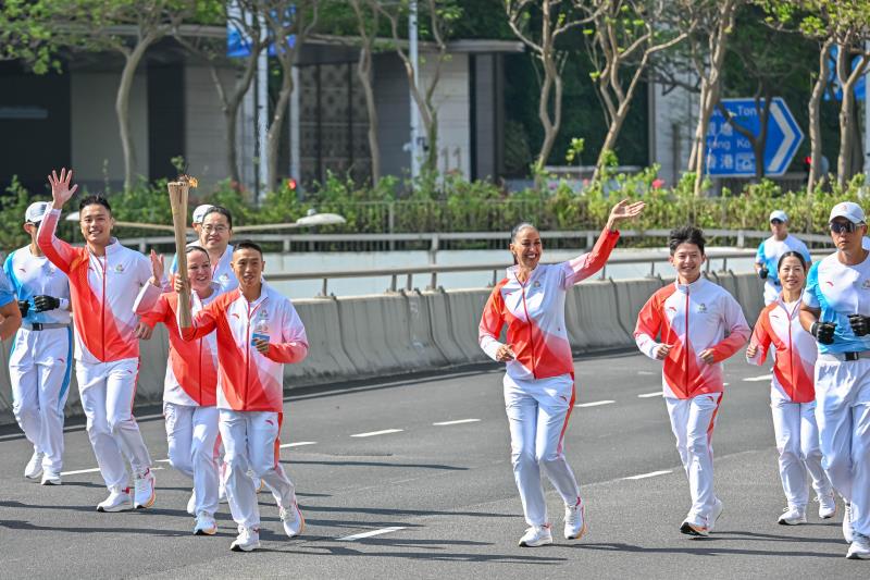 香港賽馬會派出七名代表組成馬會方陣，參與第十五屆全國運動會火炬傳遞。馬會方陣的火炬手包括：（由左起）慈善事務部的何宇軒、馬術事務部的龐雅雯、足球博彩事務部的羅達明、騎師何澤堯、賽馬市場部的盛雅佩、馬會見習騎師學員黎彥麟，以及公司保安部的何嘉楠。