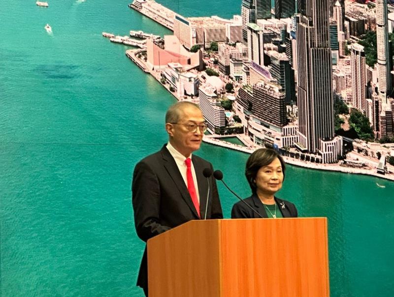 盧寵茂相信交由科大籌建新醫學院，可以達致錯位發展、協同創新的重要目標。 (梁雪瑩攝)