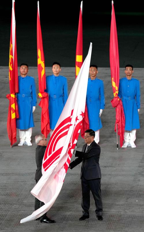 李家超（右）和澳門特別行政區行政長官岑浩輝（左）參與會旗交接儀式。 （政府新聞處圖片）