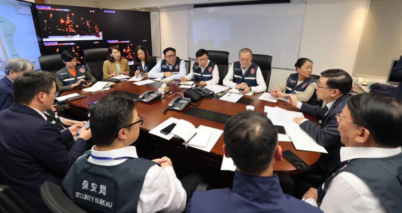 行政長官李家超就大埔宏福苑五級大火，主持跨部門緊急會議。（李家超Fb專頁圖片）