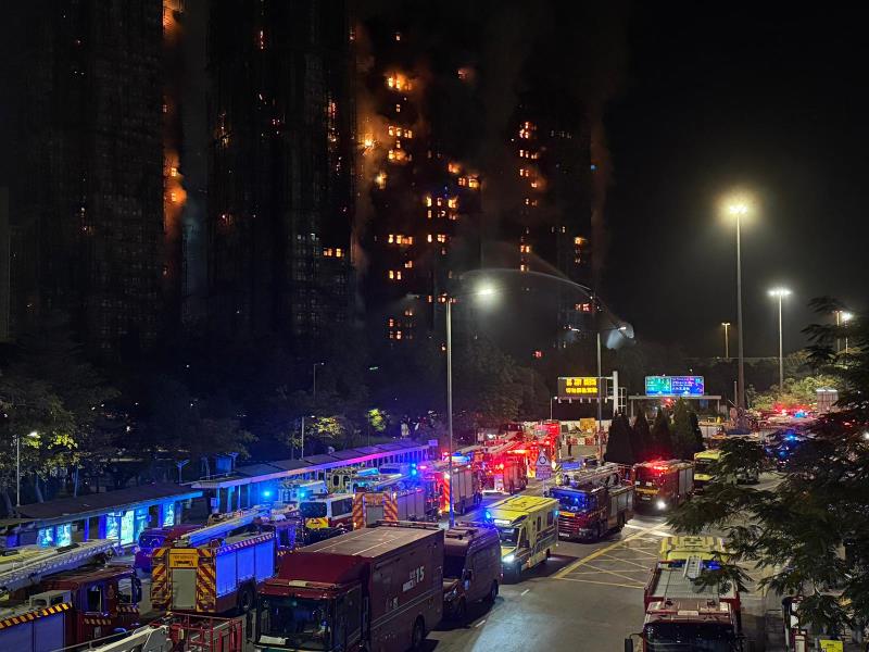 大埔宏福苑五級火，晚上火勢仍未受控，大批消防及救援人員繼續搶救。（許詩彤攝）