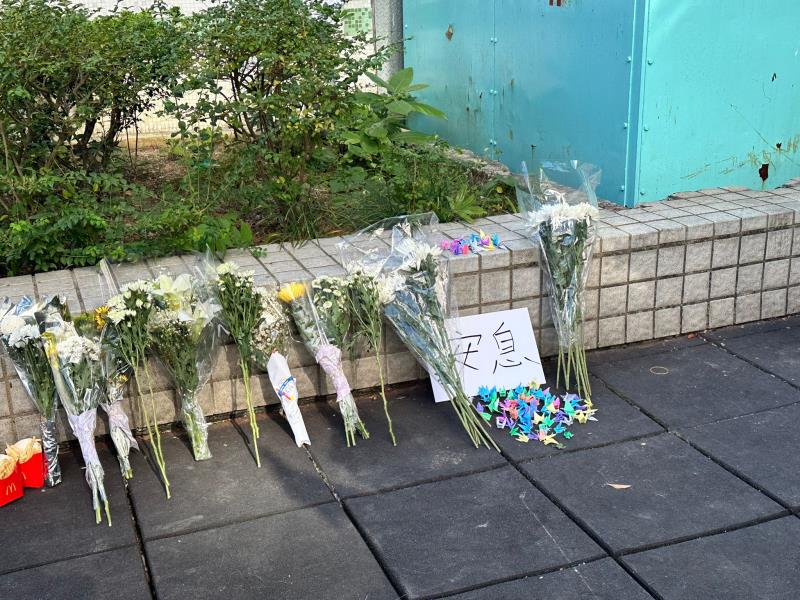 獻花市民願死者安息，也願生還者振作，保重身體。