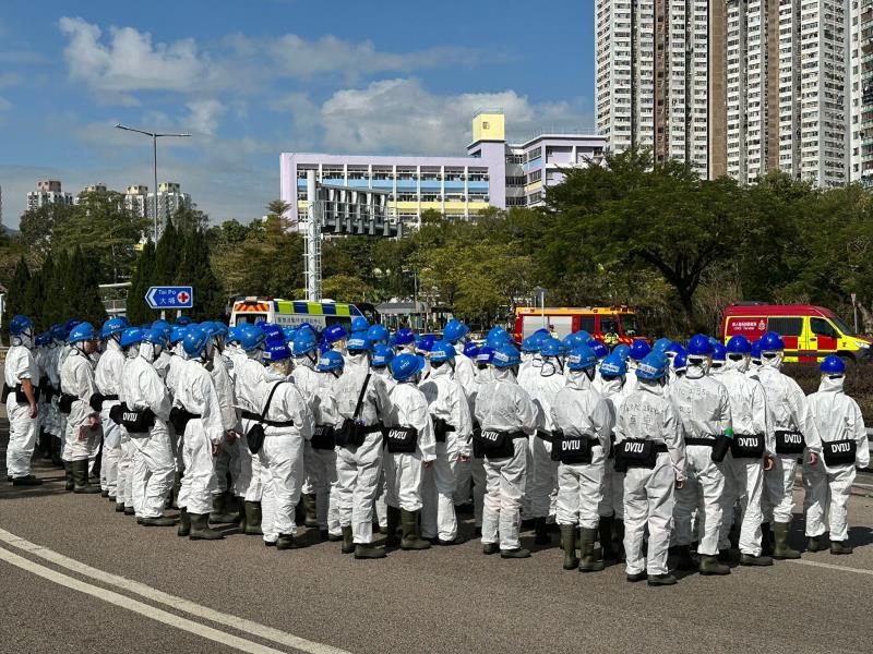 警方災難遇害者辨認組600名人員，早上到宏福苑，搜集遺體資料。