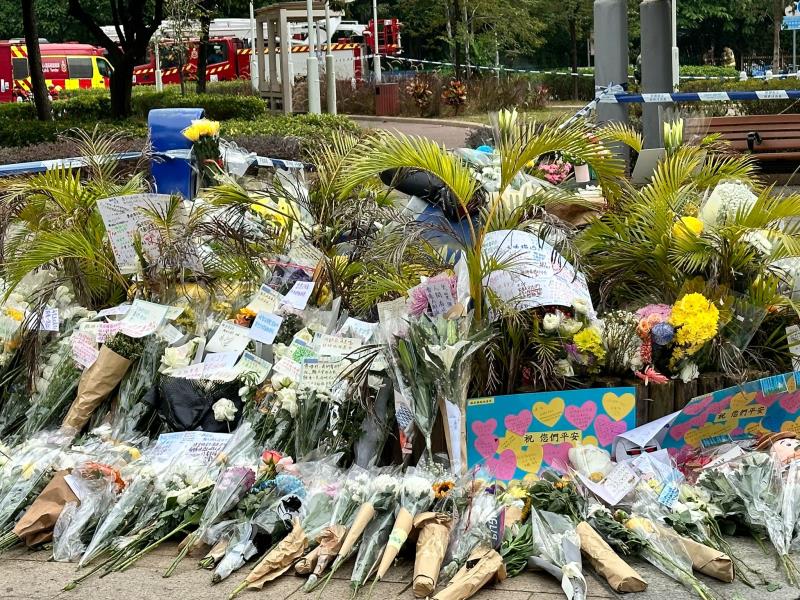 市民連日到宏福苑旁休憩處獻花哀悼死難者。