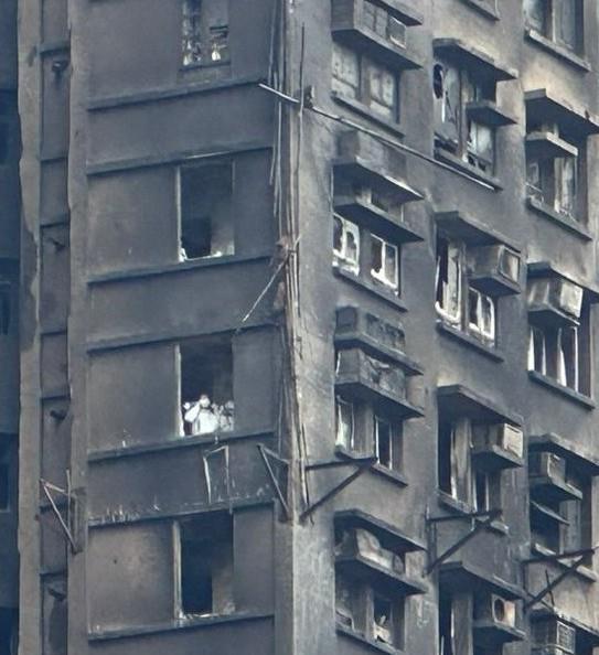 警方「災難遇害辨認組」人員(白衣者)繼續在宏福苑五級中火災場，搜尋遺體及驗證遺骸。