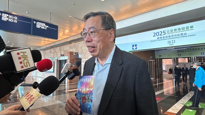 立法會主席梁君彥投票後表示，大家應該盡好自己責任，用手上的一票幫助香港。(林詩彤攝)