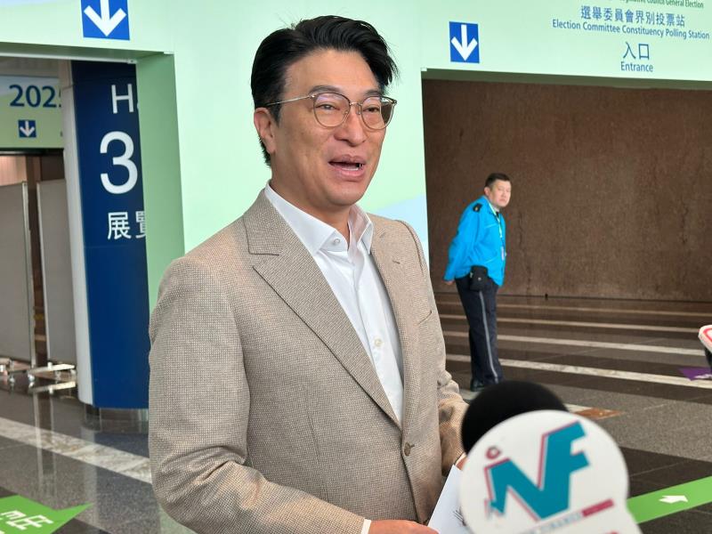 恒地主席兼董事總經理李家誠指投票氣氛很好，呼籲未投票市民盡公民責任，盡快到票站投票。(梁雪瑩攝)