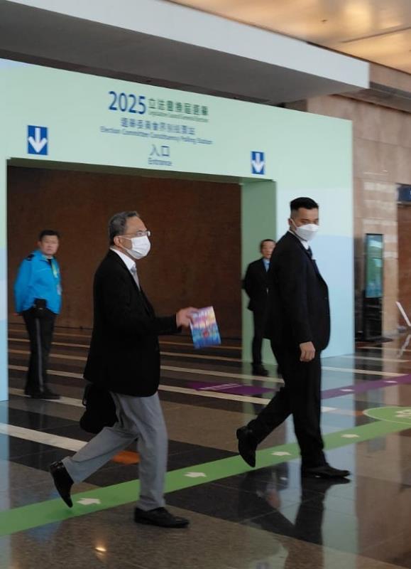 長和主席李澤鉅 (持心意謝卡) 說：「祝願選舉成功！」