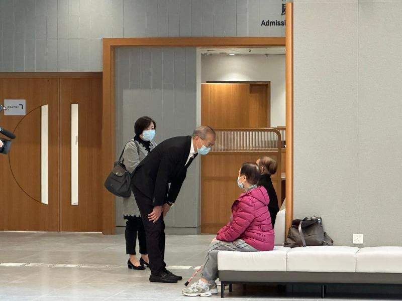 盧寵茂早上視察中醫院，並與到診市民交流。(袁曉琦攝)