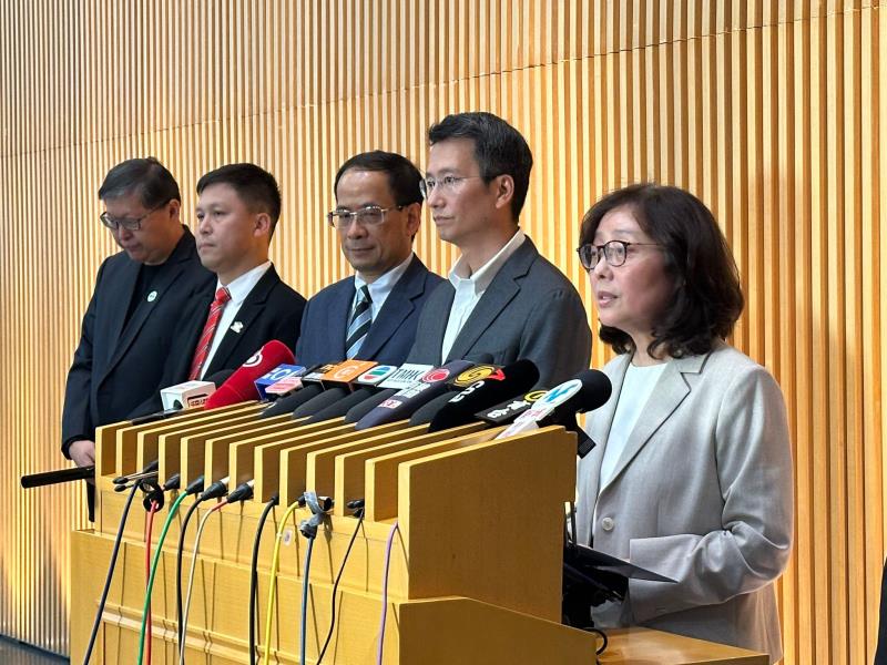 甯漢豪(右一)承認建造業有害群之馬，但強調不能「一竹篙打一船人」。