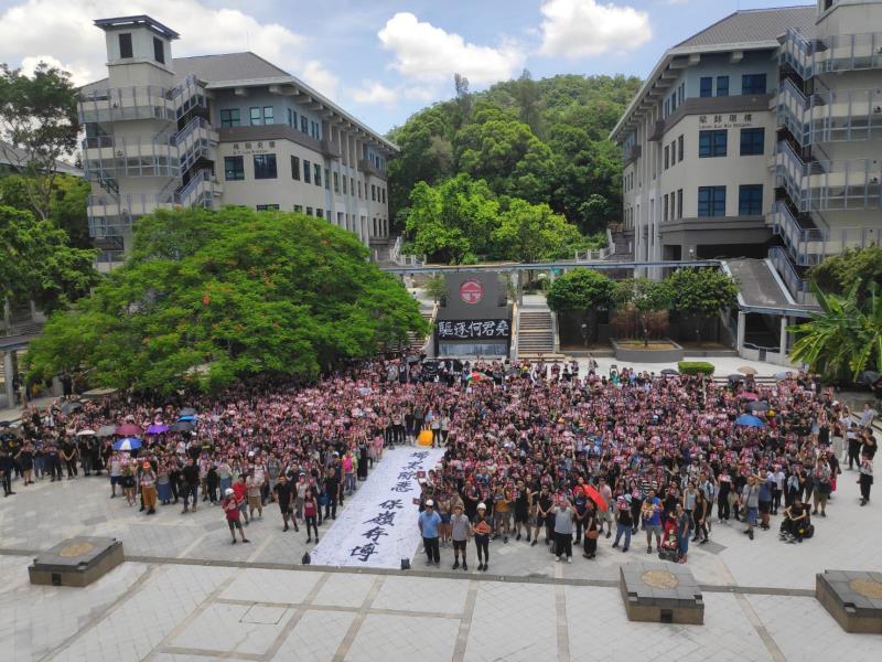 上千名嶺南大學學生及校友, 在嶺南大學永安廣場舉行集會 陳柏渝攝