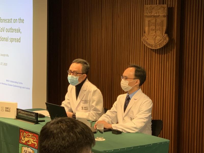梁卓偉(左)指要預備新型肺炎疫症可能演變成環球疫情.江偉茵攝