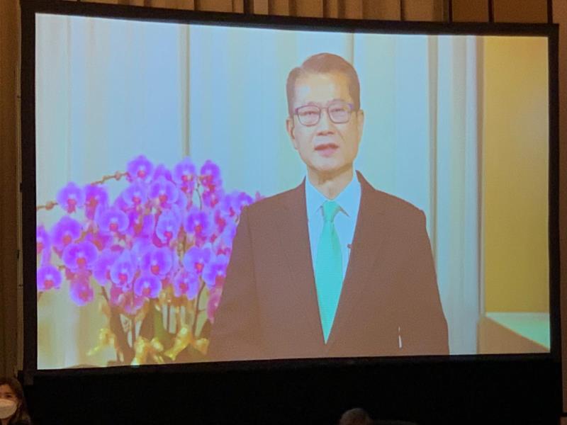 陳茂波在出席本台合辦的《香港經濟峰會2022》上致辭表示, 中港恢復通關對明年經濟非常重要.