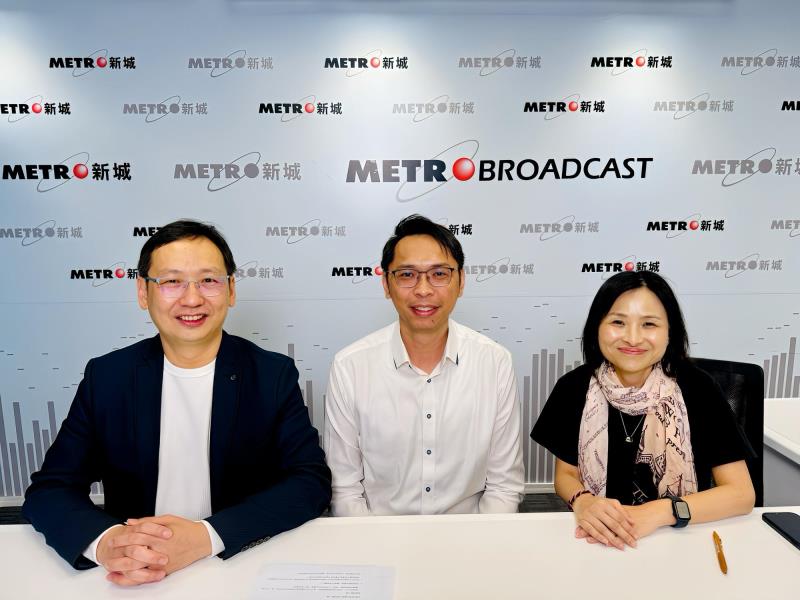 陸頌雄(中)表示，本港失業率在放寬輸入外勞後上升，不能對就業情況掉以輕心。