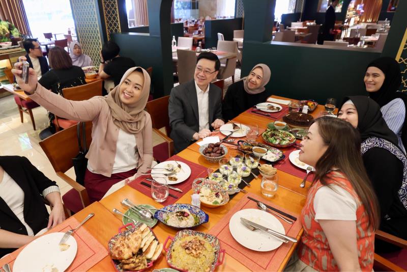 李家超日前到訪尖沙咀一間酒店視察清真旅遊配套設施及與旅客傾談 。     李家超facebook