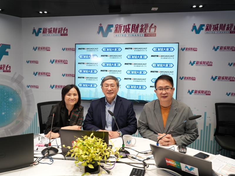 促進銀髮經濟工作組公佈就5個範疇共30項措施，政務司副司長卓永興(中)表示, 明年會檢討進度及成效。