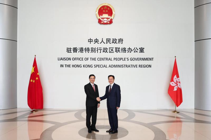 新任中聯辦主任周霽，在中聯辦會見行政長官李家超。李家超社交平台。