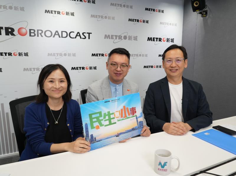 何啟明(中)表示，當局期望銀色金融產品能令長者放心消費。