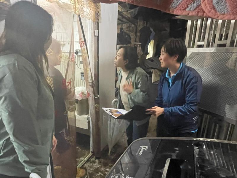 麥美娟(中)到九華徑村支援受水浸影響村民。(民政及青年事務局Facebook圖片)