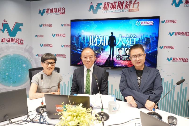 曾國衞(中)表示，正研究盡快以行政方式，給予同性伴侶適當權利。