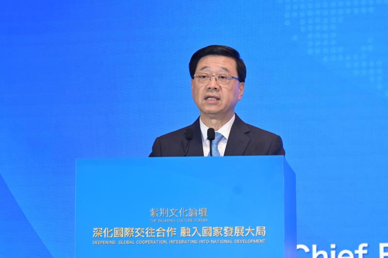 李家超表示，政府將積極爭取更多國際機構落戶香港，包括亞洲基礎設施投資銀行。政府新聞處圖片。