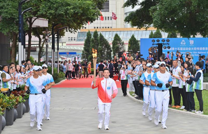 第一棒火炬手黃鎮廷。(政府新聞處)