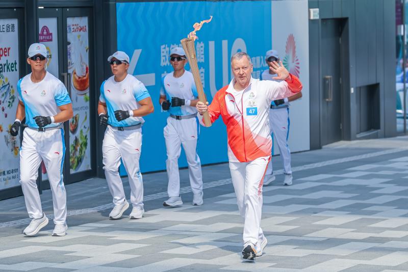 香港賽馬會行政總裁應家柏擔任火炬手，參與第十五屆全國運動會火炬傳遞。