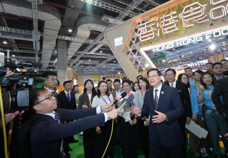 李家超表示，今屆進博會港企參展數創新高，對港商成績寄予厚望。政府新聞處圖片。