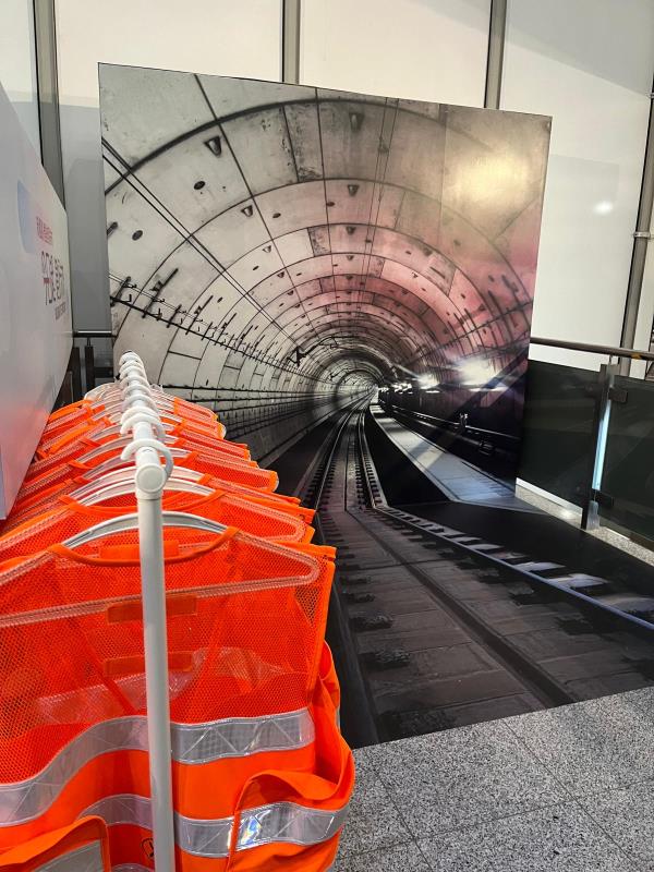 參觀展覽的市民可穿上反光工程衣，在新工程的隧道前拍照留念。（李倩雯攝）