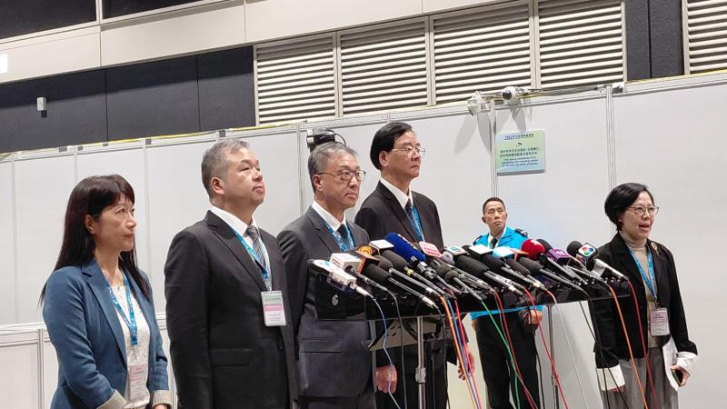 選舉管理委員會主席陸啟康(中)表示，截至下午4時，共接獲245宗選舉相關投訴。(黃曉盈攝)