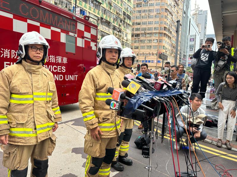 楊恩健(中)表示會成立專案組調查起火及造成多人死傷的原因. (譚偉志攝)