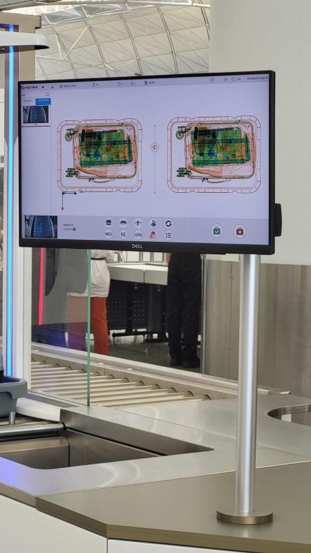 電腦斷層x光機掃描行李.  黃曉瑩攝