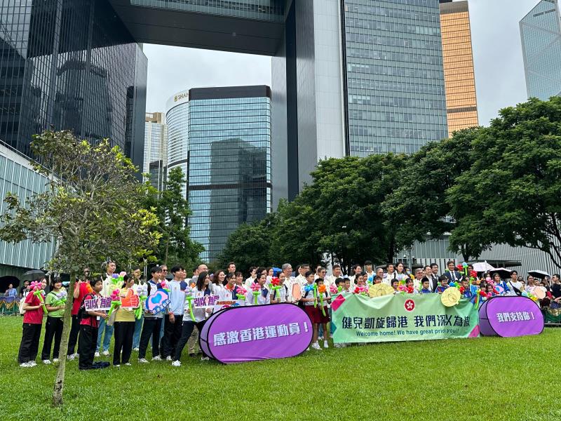 巴黎奧運港隊運動員參與巴士巡遊後, 再與學生代表會面.   譚偉志攝